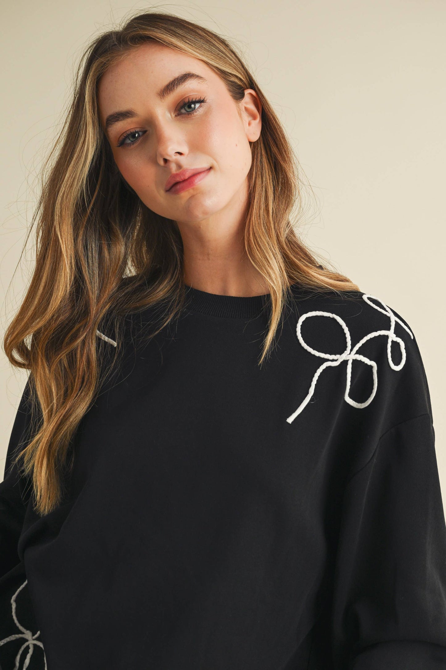 BOW APPLIQUÉ SWEATSHIRT