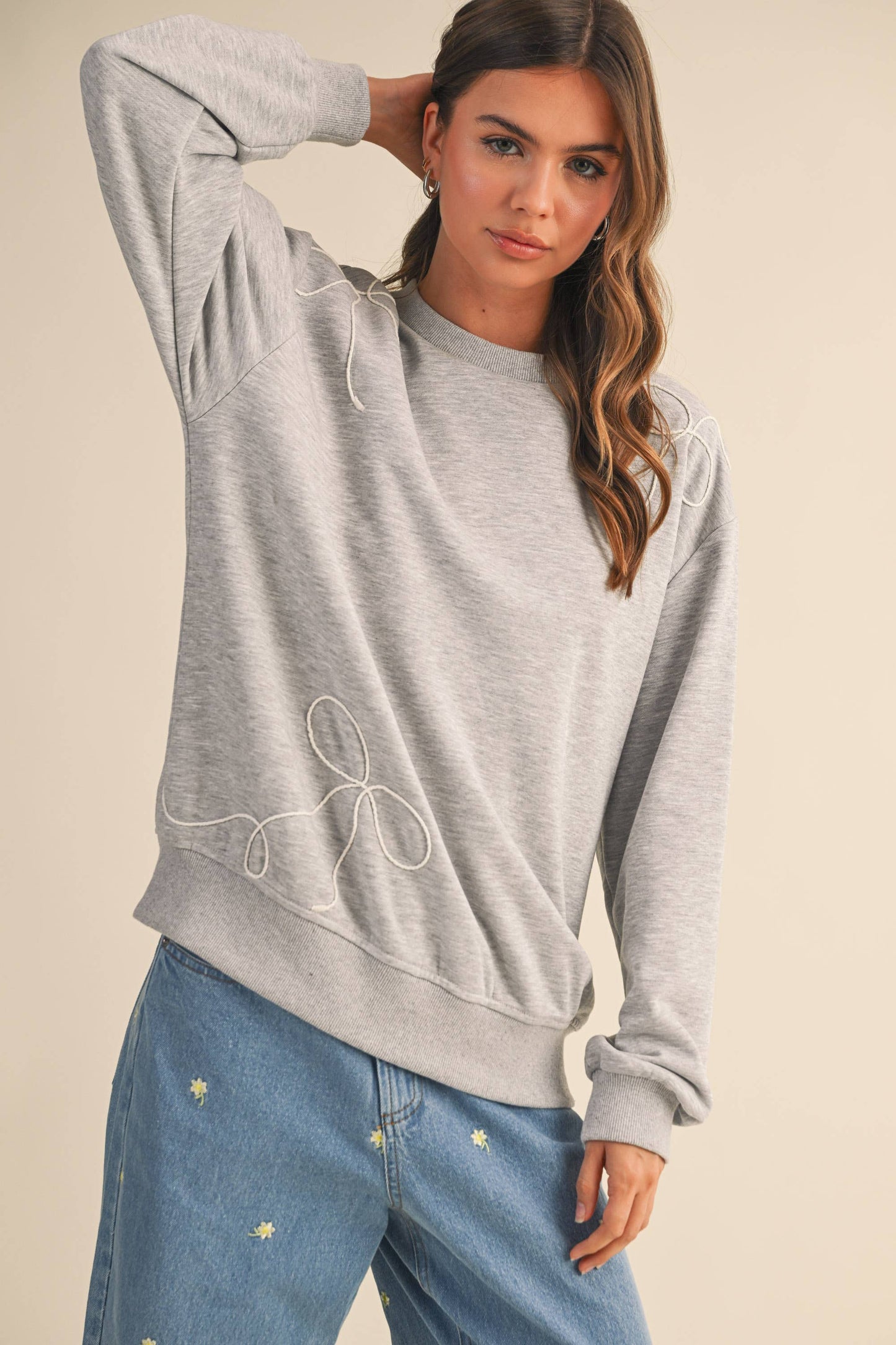 BOW APPLIQUÉ SWEATSHIRT