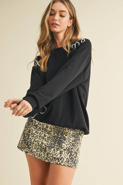 BOW APPLIQUÉ SWEATSHIRT