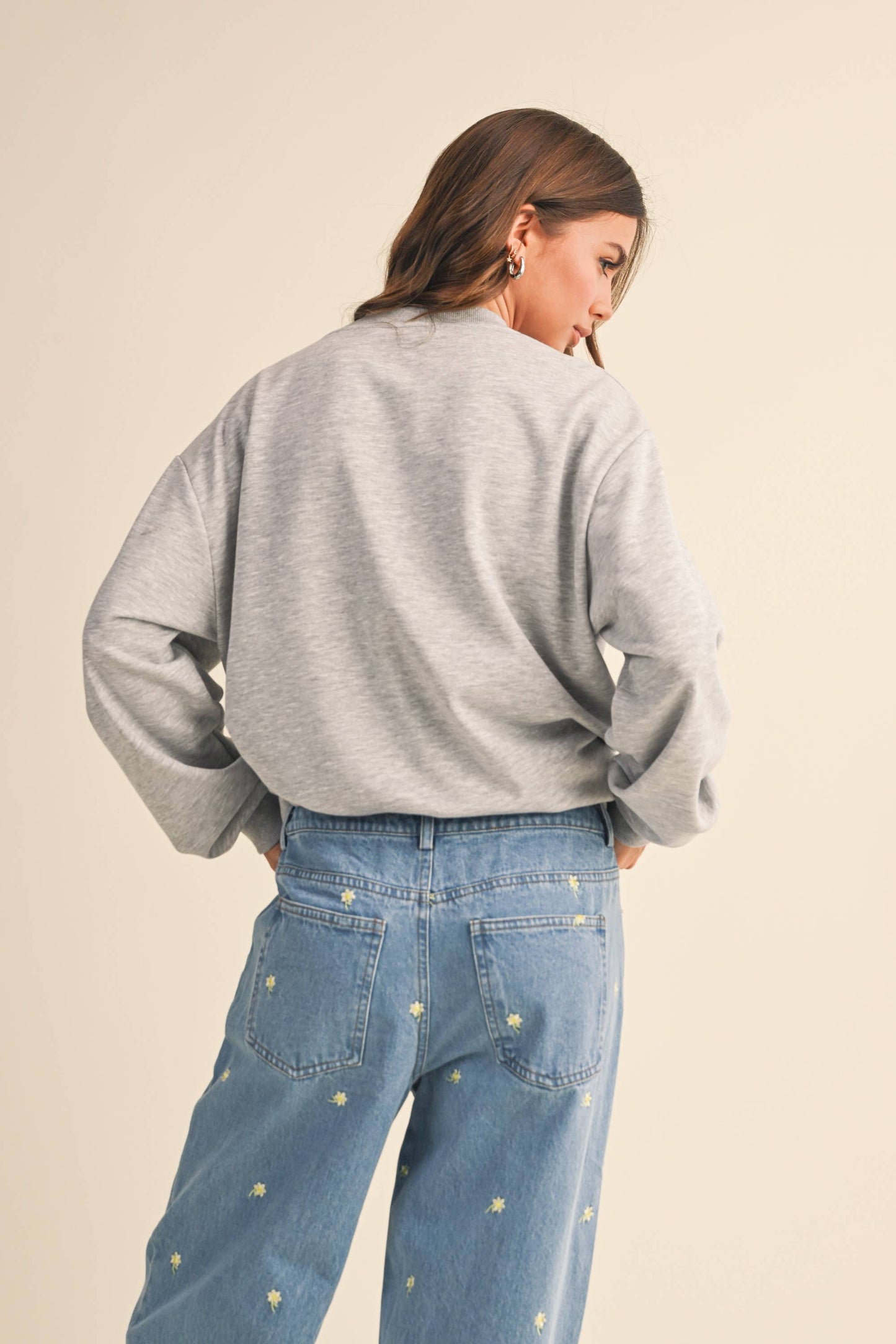 BOW APPLIQUÉ SWEATSHIRT