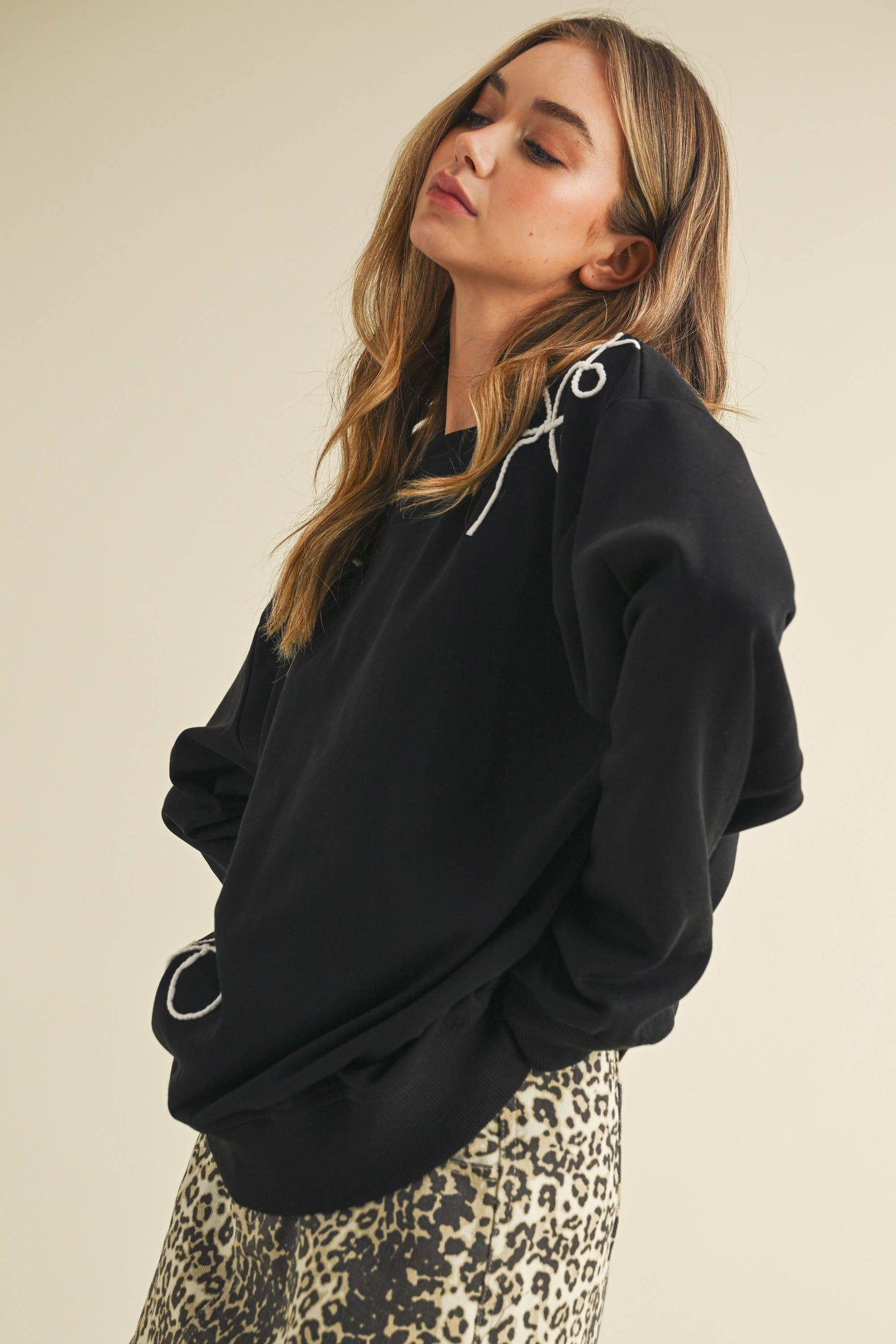BOW APPLIQUÉ SWEATSHIRT