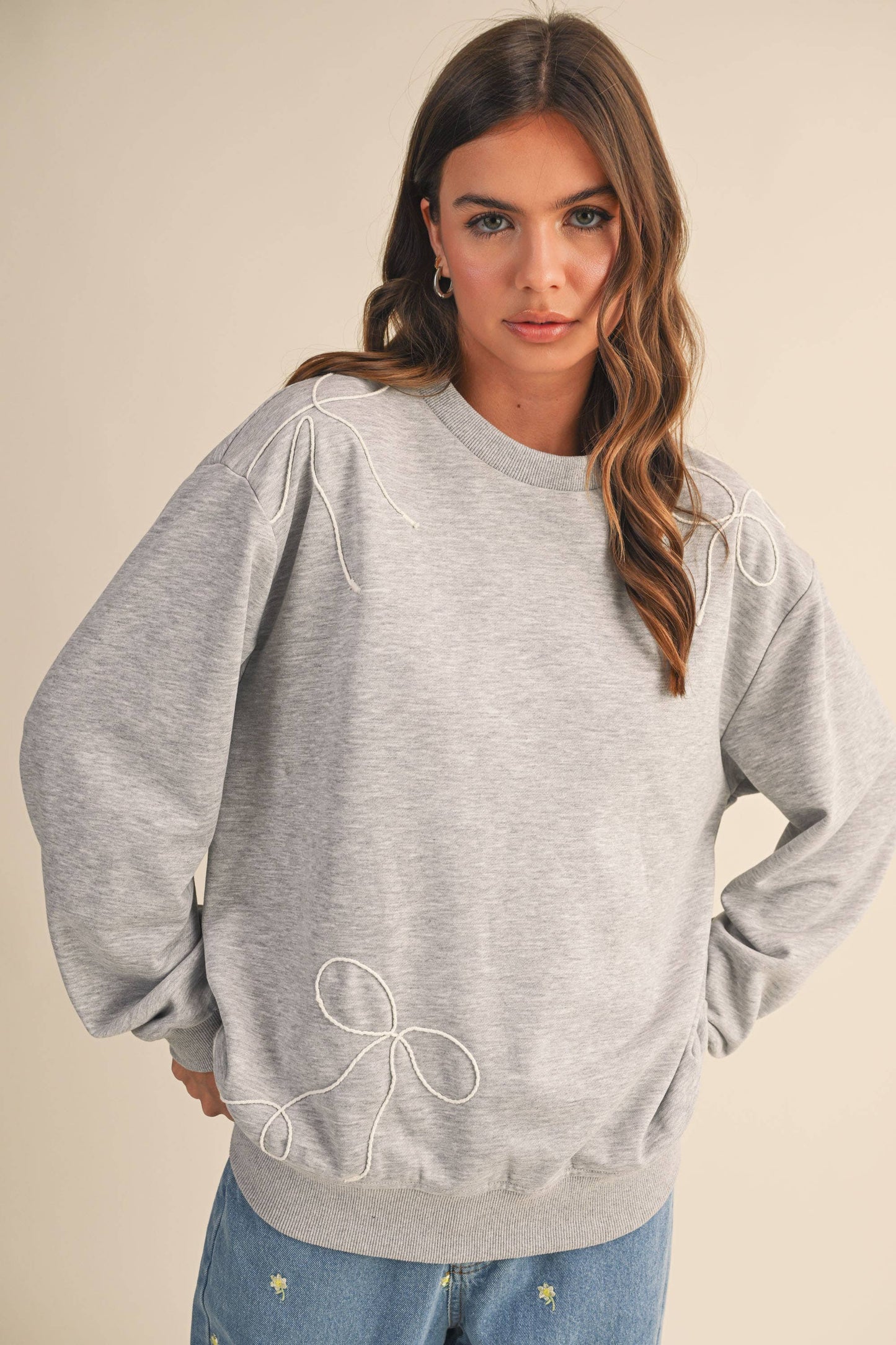 BOW APPLIQUÉ SWEATSHIRT