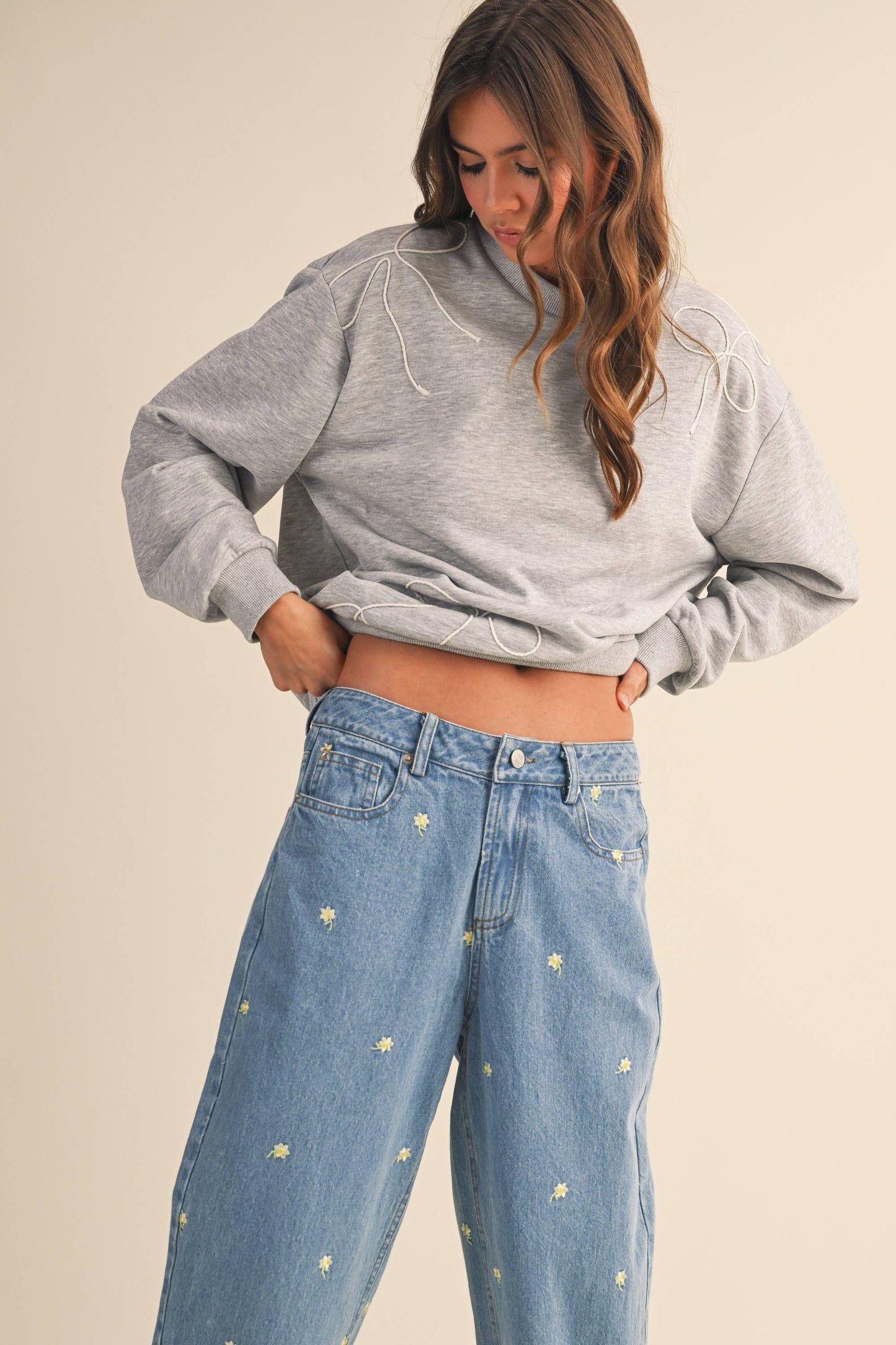 BOW APPLIQUÉ SWEATSHIRT