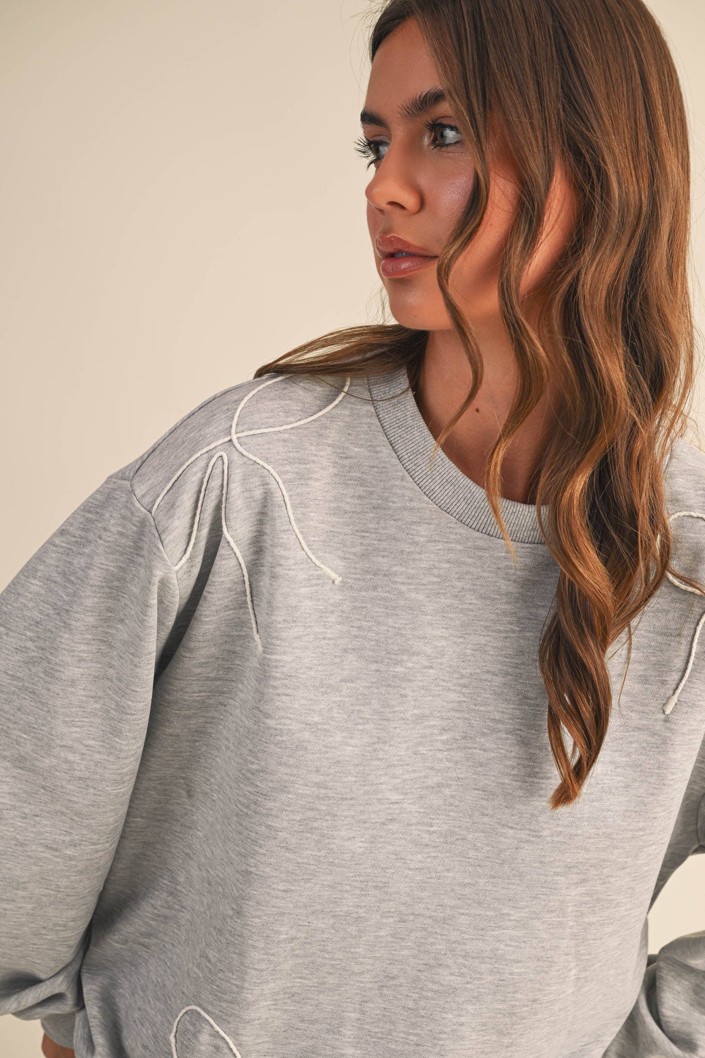 BOW APPLIQUÉ SWEATSHIRT